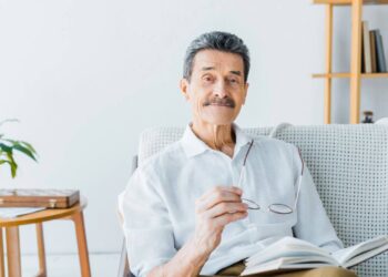 Pessoas de 60 anos com estes hábitos diários conseguem chegar aos 75 com a mente lúcida, garantindo a preservação da saúde mental