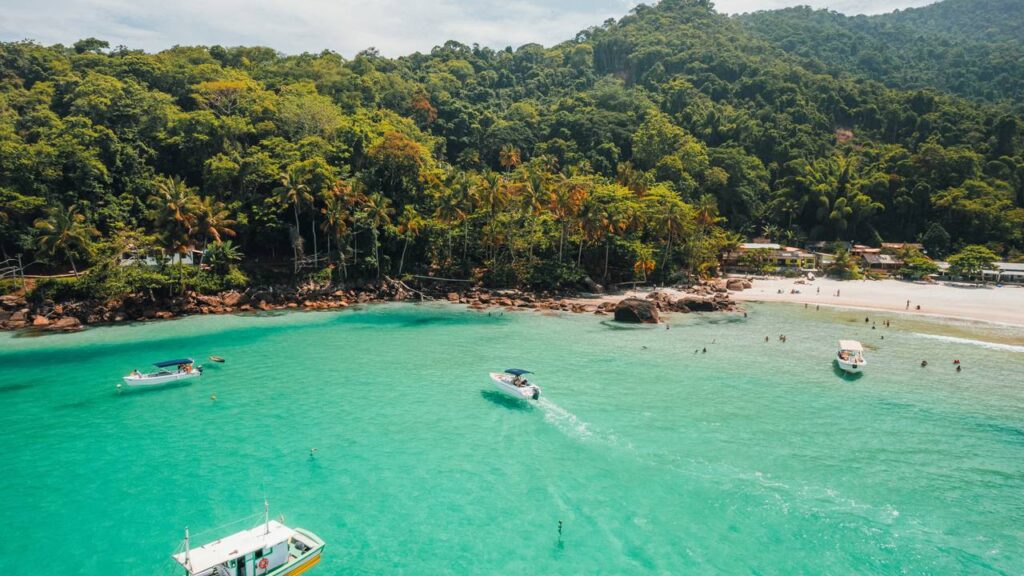 Com 106 praias e nenhum carro: o vilarejo de águas esverdeadas no Rio onde só se chega de barco
