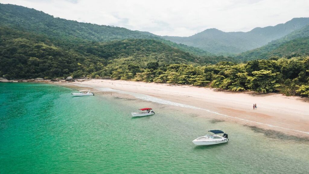A vila com 5 mil moradores e 106 praias onde carros são proibidos e as águas transparentes figuram em rankings mundiais