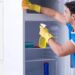 Limpar não basta: o que realmente elimina o mau cheiro da sua geladeira