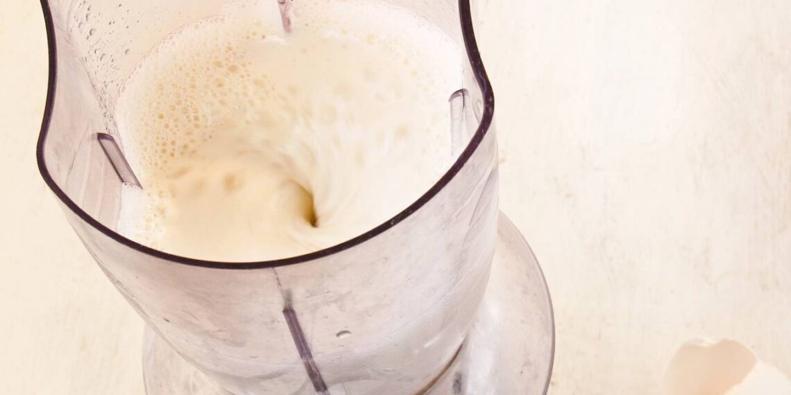 Técnica com vinagre ajuda a neutralizar odores persistentes no liquidificador após temperos, feijão e receitas salgadas