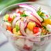 Jantar leve no calor: faça ceviche de manga com cebola roxa em 7 minutos