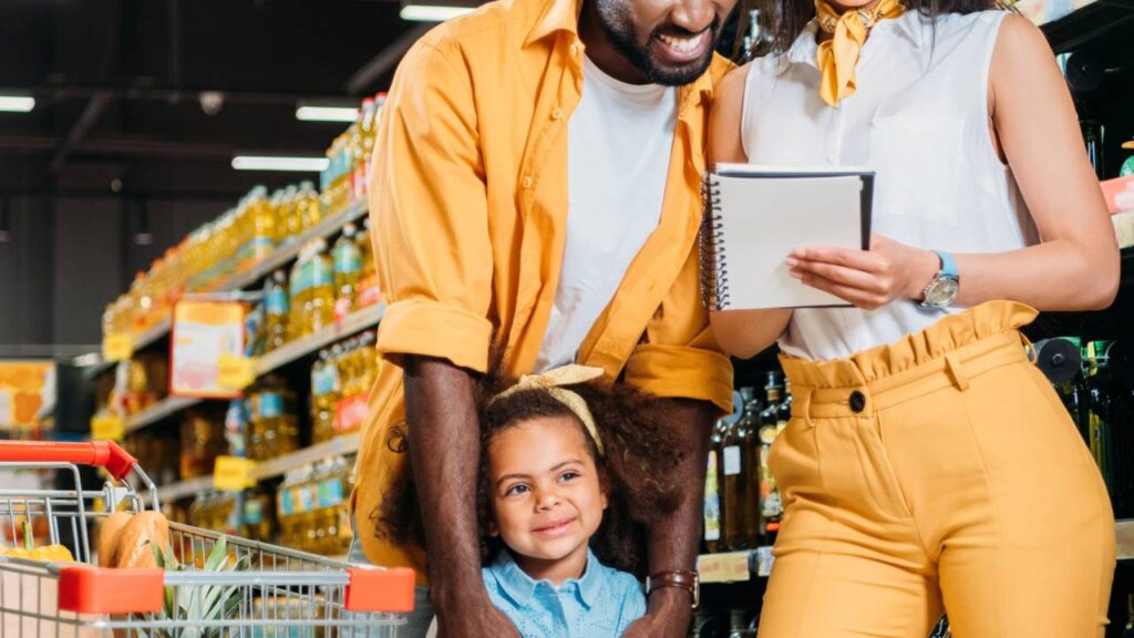 Ajustes simples na rotina de compras ajudam a economizar no supermercado e reduzir gastos mensais
