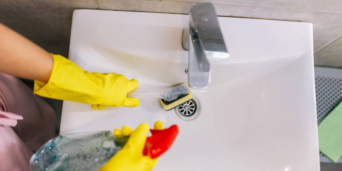 Combinação simples de produtos de limpeza ajuda a diminuir cheiro de podridão no ralo e melhora a higiene da pia