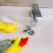 Combinação simples de produtos de limpeza ajuda a diminuir cheiro de podridão no ralo e melhora a higiene da pia