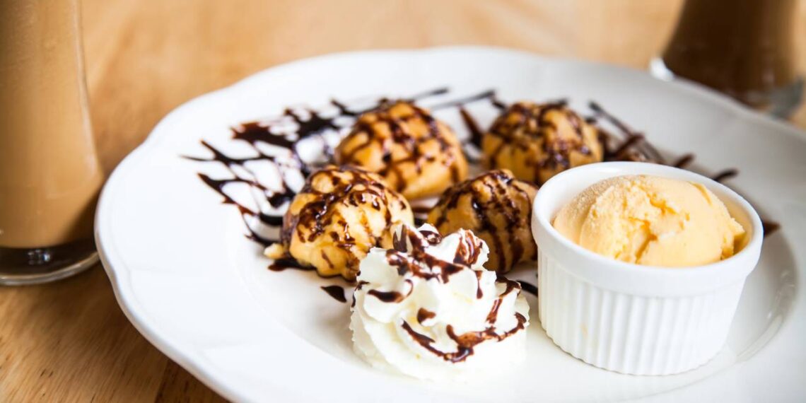 profiterole com sorvete servido em prato