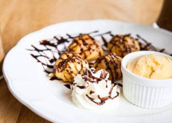 profiterole com sorvete servido em prato