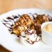 profiterole com sorvete servido em prato