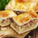 Receita simples de torta de salsicha de liquidificador que assa rápido e usa ingredientes básicos