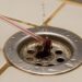 Truque simples para desentupir o ralo do banheiro usando apenas um canudo, removendo cabelos e evitando água parada