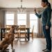 Por que o cachorro obedece mais uma pessoa da casa e como a liderança influencia essa escolha