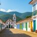 Essa cidade histórica parece cenário de filme antigo com montanhas ao redor e ruas de pedra