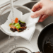 Sua pia pode estar entupindo agora por causa desse hábito comum na cozinha que você subestima