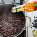Para cozinhar feijão mais rápido, saiba o momento certo de adicionar vinagre para poupar tempo