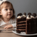 Sem forno e quase sem esforço, este bolo de chocolate virou obsessão por ficar pronto em minutos