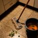 O jeito mais simples de evitar baratas à noite é limpar o piso com louro e detergente neutro