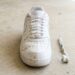 Tênis branco encardido branco de novo sem colocar na máquina com mistura fácil que não amarela a borracha
