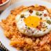 De sobras a prato principal: arroz frito com ovos fácil de fazer pronto em 10 minutos