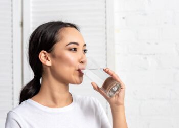 Veja como beber água no horário certo pode melhorar seu metabolismo e disposição