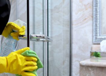 Esses truques simples e misturas caseiras ajudam a limpar o box do banheiro, remover manchas e manter o vidro brilhando por mais tempo