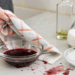Como remover manchas de vinho tinto em roupas e tecidos sem gastar com produtos caros