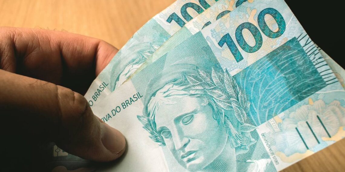 Salário mínimo de R$ 1.921,72 já foi aprovado e entra em vigor no Brasil