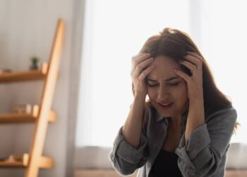 Dor de cabeça no fim do dia intenso de trabalho? Estas 3 ervas simples podem ajudar no alívio