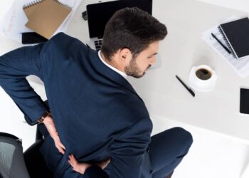 Exercícios para fazer em 5 minutos que aliviam dores nas costas sem precisar de equipamentos