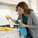 Truque caseiro para deixar a sua cozinha brilhando e sem sujeira grudada em apenas 1 minuto