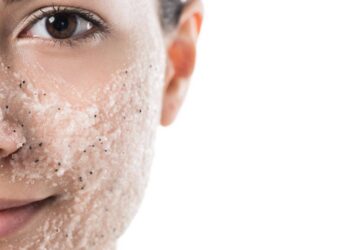 Aprenda a fazer esfoliante caseiro que deixa pele renovada e melhore a maciez