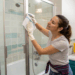 Nunca mais use produtos químicos: truque com papel-toalha vai deixar seu box brilhando