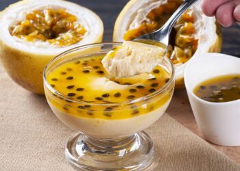 Sem forno e sem ovos, esse mousse de maracujá com apenas 3 ingredientes virou o queridinho para sobremesa