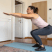 Quatro exercícios para você fazer em casa que ativam o glúteo e melhoram a definição