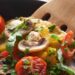 Quer uma refeição leve à noite? Essa combinação de omelete com vegetais não pesa e sustenta
