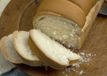 Como fazer pão caseiro macio sem misturar muito e evitar massa dura