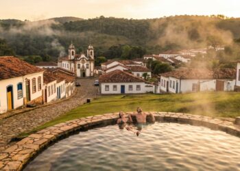 A cidade mineira construída sobre um vulcão inativo onde você relaxa em águas termais e vive com segurança