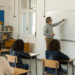 Por que o salário de professor em 2026 ainda frustra quem está na sala de aula