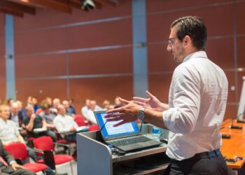Quanto ganha um professor em 2026 e por que o valor muda tanto no Brasil