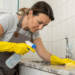 Nada de sujeira acumulada: receitinha caseira simples de usar para limpar banheiro e cozinha sem esfregar