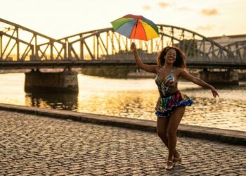 A cidade que abriga a primeira sinagoga das Américas e o maior bloco de carnaval do mundo