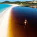 A cidade brasileira onde uma lagoa escura como Coca-Cola surpreende ao lado de praias de águas tranquilas