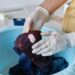 Como remover manchas de roupa usando misturinha de dois ingredientes comuns da sua cozinha