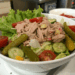 Seus dias corridos não precisam de fome: veja como montar a salada de atum proteica em 10 minutos