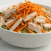 Aprenda a montar uma deliciosa salada de frango desfiado em apenas 10 minutos para seu almoço