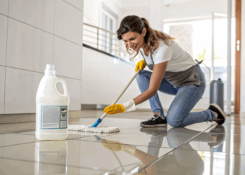 Nem cera industrial, nem produto caro: a receita caseira que devolve o brilho do seu piso