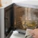 Coloque algumas folhas de louro no micro-ondas: para que serve e com que frequência deve ser feito