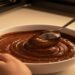 Ficou com fome de madrugada? Esta receita de brigadeiro feito no micro-ondas fica pronto em 5 minutos