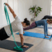 Para aliviar dor nas costas, experimente cinco exercícios simples em casa e sinta a melhora