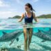 A 50 km da capital, existe uma cidade que ajudou a dividir o mundo, com praias cristalinas e golfinhos únicos