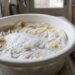 Adicione duas colheres de sopa à água e as roupas brancas ficarão como novas: o amarelado e a sujeira desaparecerão na lavagem